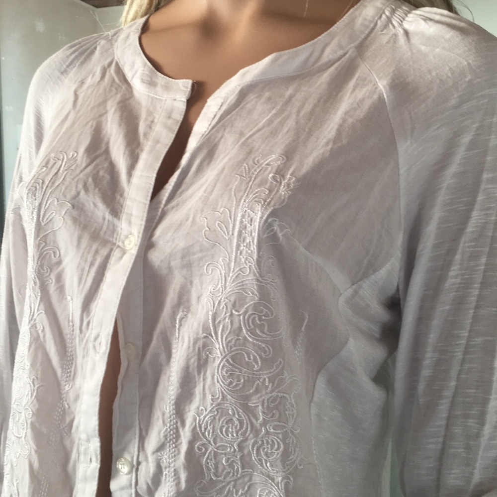 Pretty Wht Blouse W/Button Front &Embrodery Accent - Picture 4 of 7